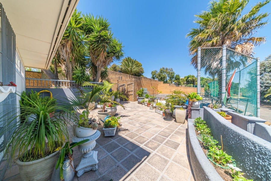 To Let 5 Bedroom Property for Rent in Loevenstein Western Cape